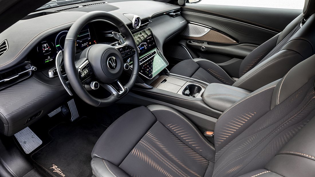 Maserati GranTurismo Folgore (2024-…) интерьер, переднее сиденье, водительское сиденье, приборная панель, рулевое колесо, информационно-развлекательная система, кокпит