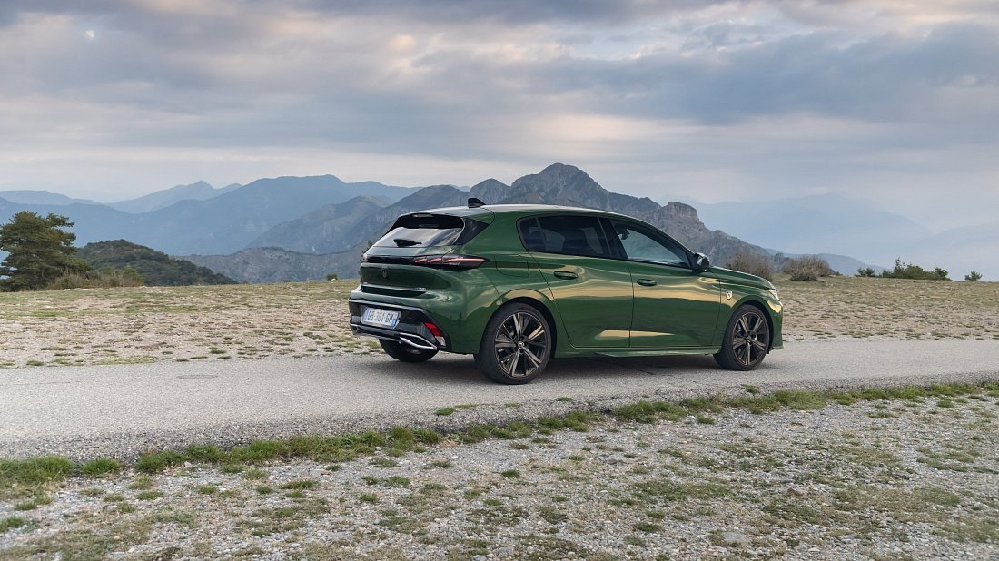 Peugeot e-308 Hatchback (2023-…) задняя часть в три четверти, вид в три четверти, диагональ, экстерьер