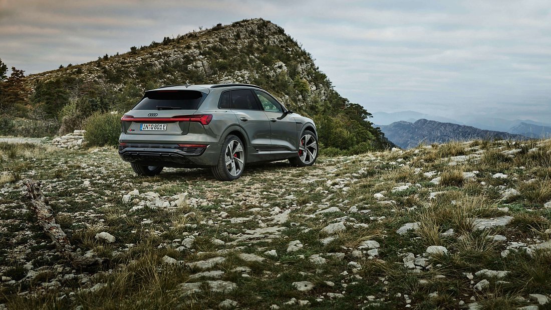 Фото Audi Q8 e-tron 55 quattro (2022-…) задняя часть под углом