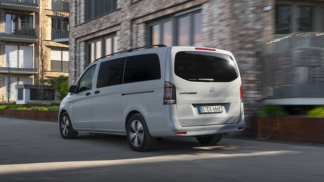 Mercedes eVito Tourer Extra-Long 60 kWh (2024-...) вид сзади, задние фонари, багажник, спойлер, эмблема, бампер, экстерьер
