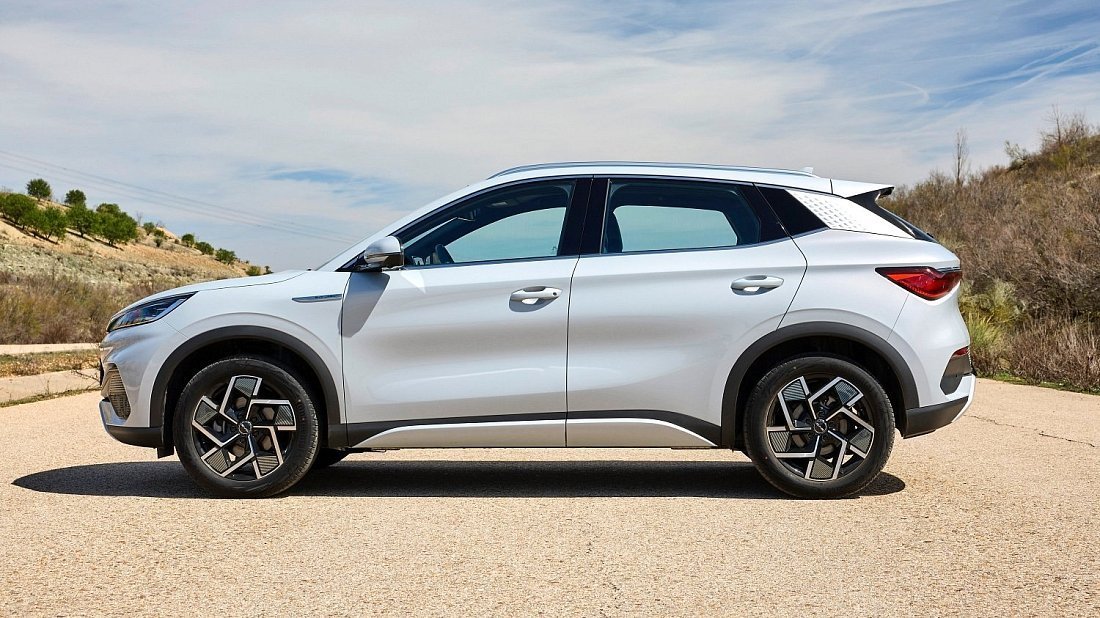 BYD Atto 3 FWD (2022-…) вид сбоку, силуэт, двери, колеса, экстерьер