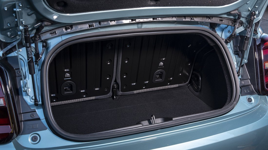 Fiat 500e Cabrio 24 kWh (2022-…) багажник, сиденья подняты, грузовое пространство, объем багажника, вместимость багажника, место для хранения