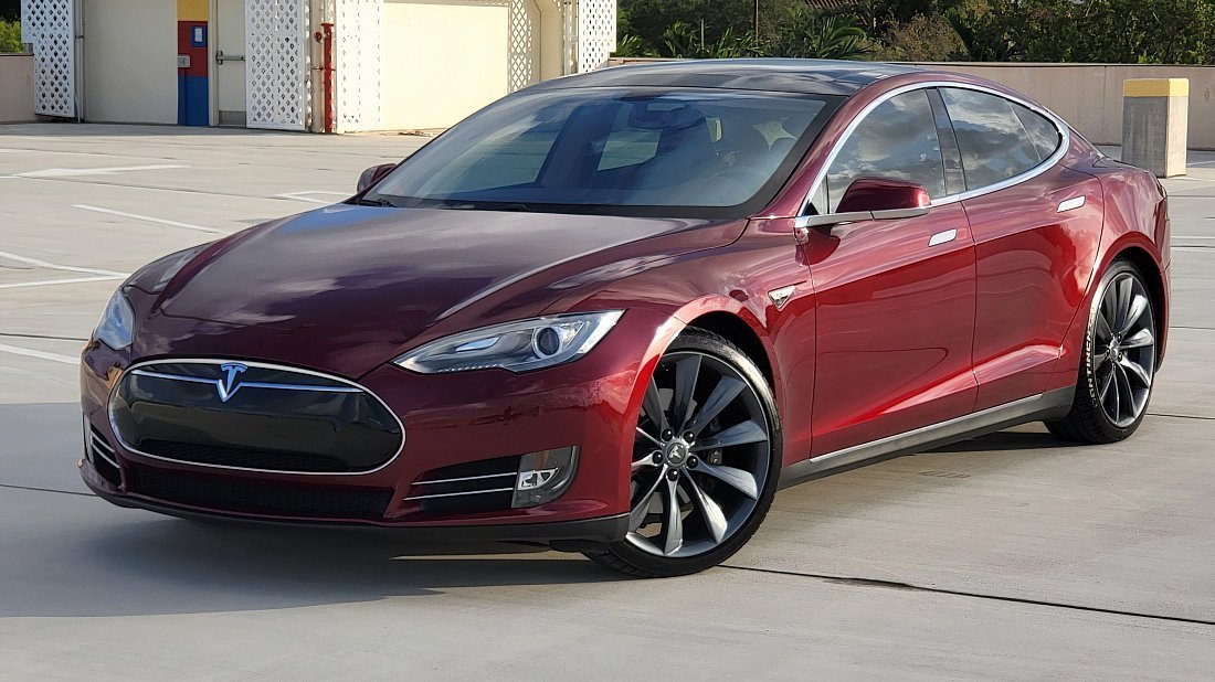 Tesla Model S 60 (2013-2015) вид спереди, спереди сбоку, по диагонали, экстерьер