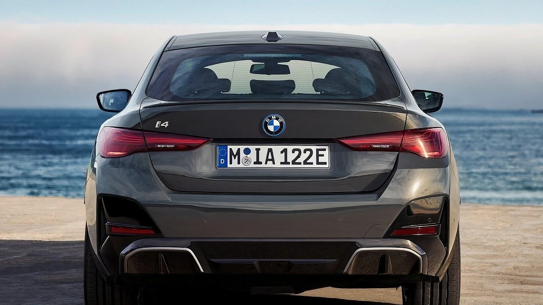 BMW i4 eDrive35 (2024-…) вид сзади, задние фонари, багажник, спойлер, эмблема, бампер, экстерьер