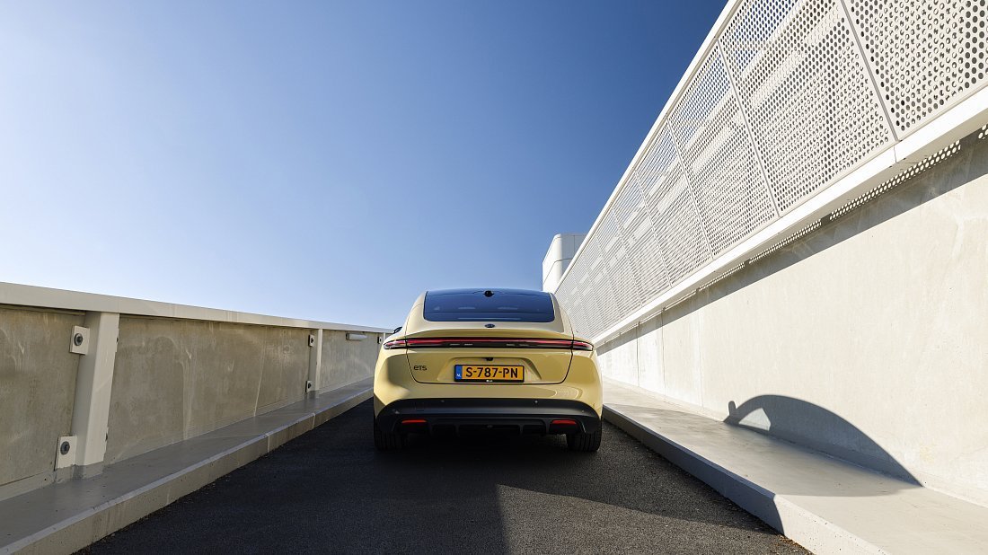 NIO ET5 Standard Range (2022-…) вид сзади, задние фонари, багажник, спойлер, эмблема, бампер, экстерьер