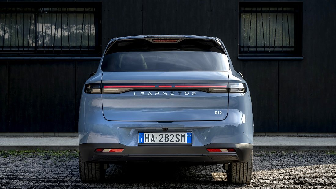 Фото Leapmotor B10 Pro (2025-..) вид сзади, задние фонари