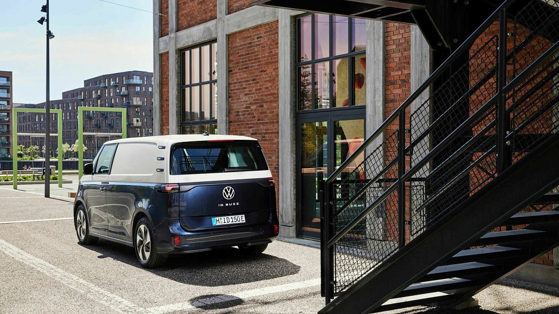 Volkswagen ID.Buzz Cargo Pro 4MOTION (2024-…) задняя часть в три четверти, вид в три четверти, диагональ, экстерьер