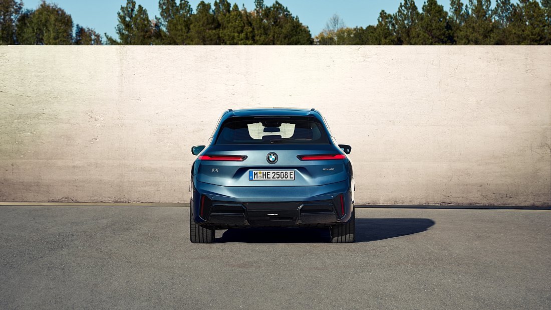 BMW iX xDrive60 (2025-...) вид сзади, задние фонари, багажник, спойлер, эмблема, бампер, экстерьер