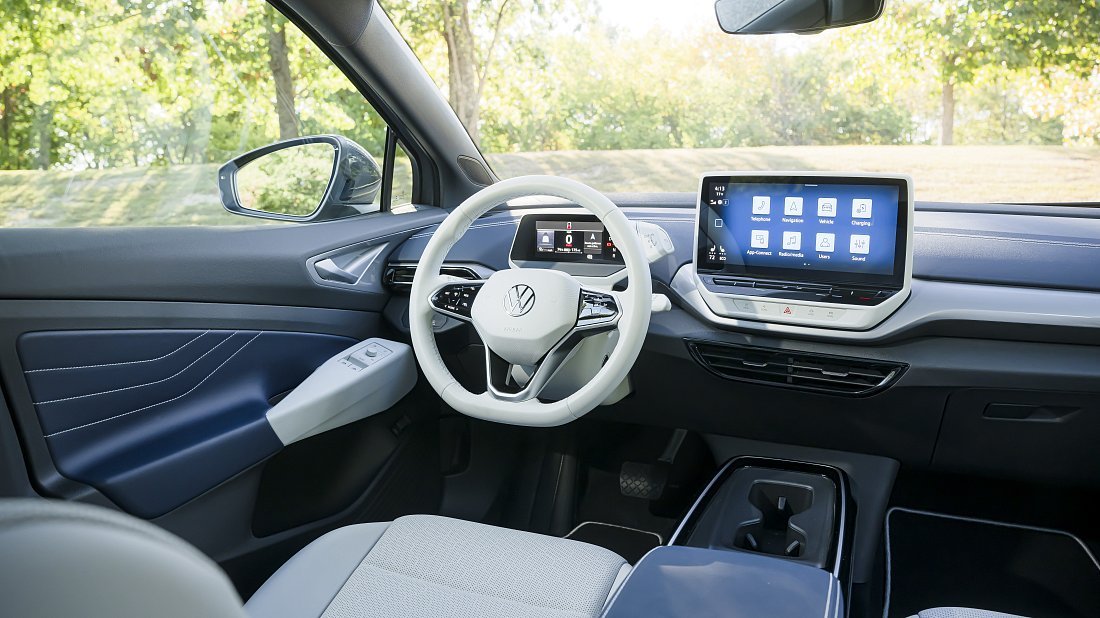 Volkswagen ID.4 Pro (2022-2024) интерьер, переднее сиденье, водительское сиденье, приборная панель, рулевое колесо, информационно-развлекательная система, кокпит