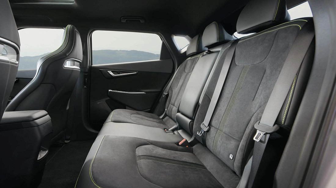 Kia EV6 GT (2022-2024) задние сиденья, пассажирские сиденья, пространство для ног, пространство над головой, интерьер