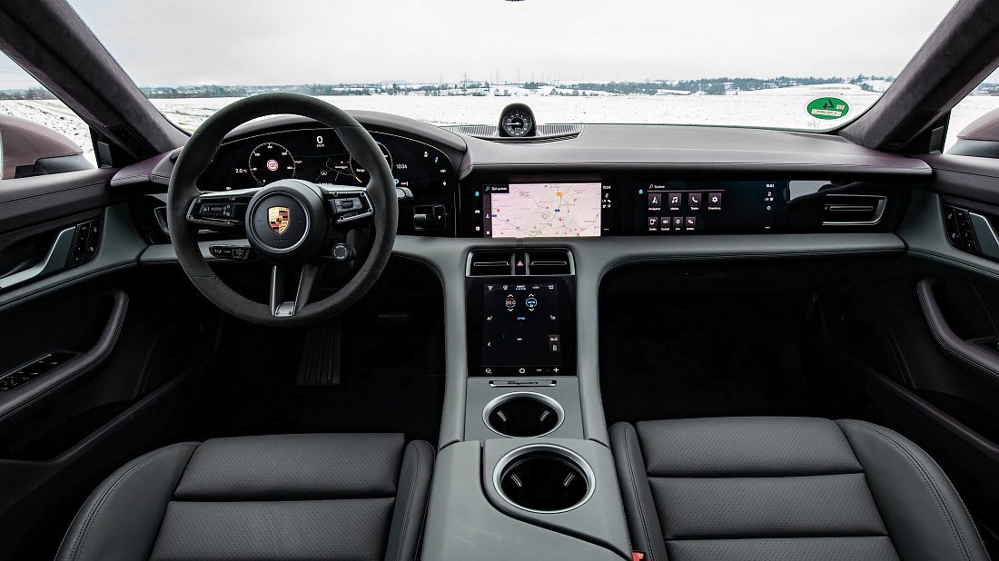 Porsche Taycan 4S (2020-2024) интерьер, переднее сиденье, водительское сиденье, приборная панель, рулевое колесо, информационно-развлекательная система, кокпит