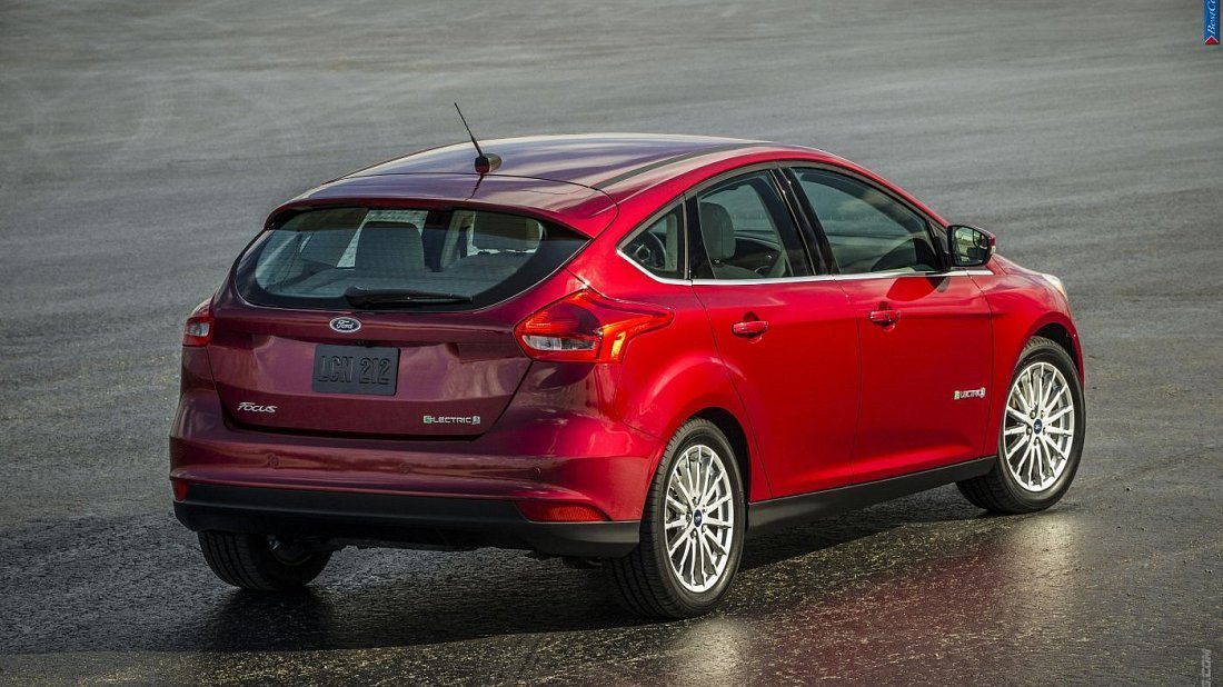Ford Focus Electric 33 kWh (2017-2018) вид сзади, задние фонари, багажник, спойлер, эмблема, бампер, экстерьер