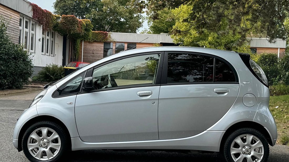 Citroën C-Zero Gen 1 (2010-2020) вид сбоку, силуэт, двери, колеса, экстерьер