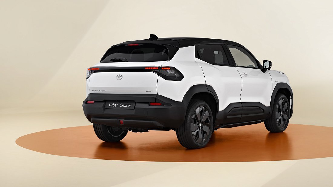 Toyota Urban Cruiser 61 kWh AWD (2025-…) задняя часть в три четверти, вид в три четверти, диагональ, экстерьер