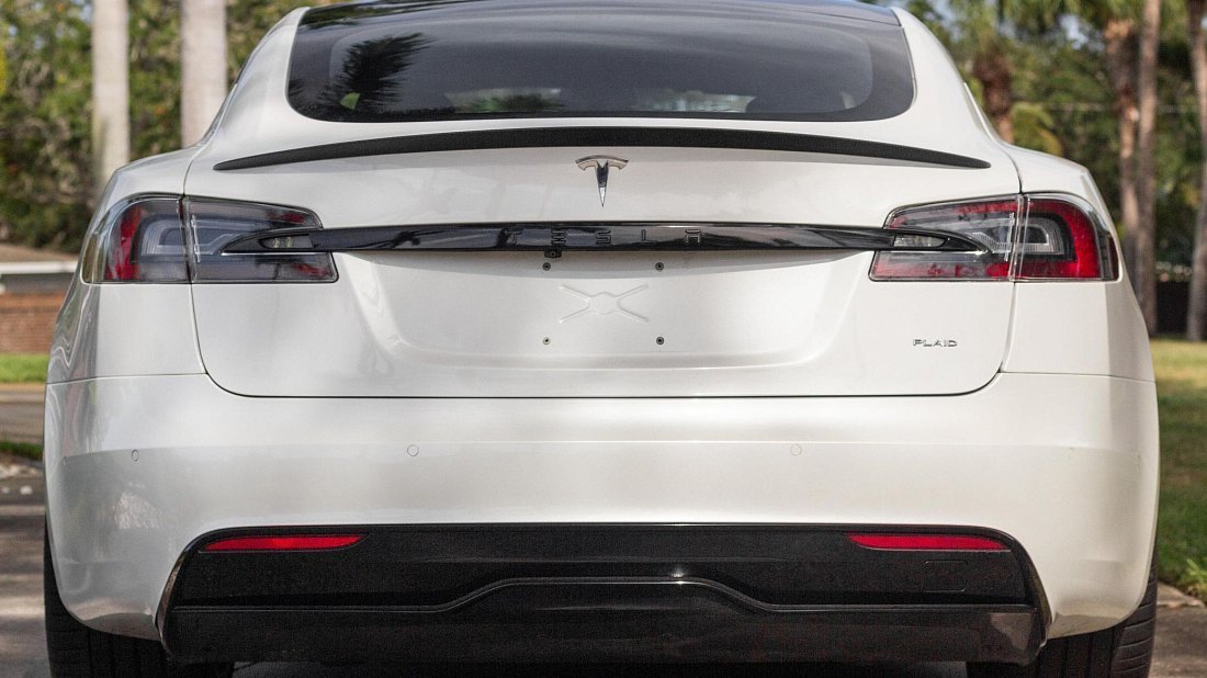 Tesla Model S Plaid (2021-…) вид сзади, задние фонари, багажник, спойлер, эмблема, бампер, экстерьер