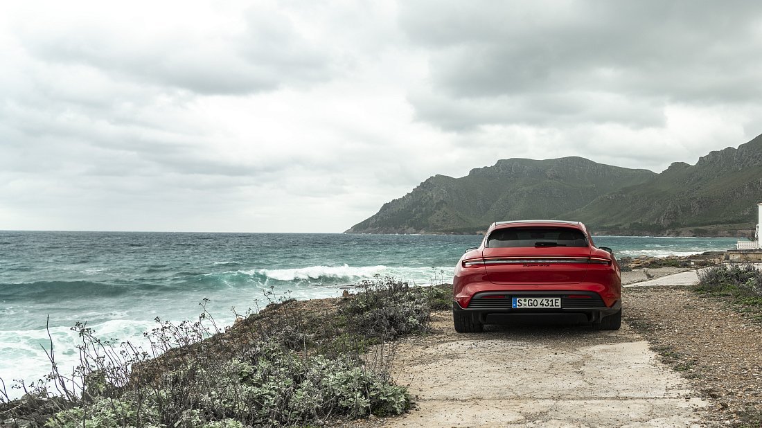 Porsche Taycan GTS Sport Turismo (2022-2024) вид сзади, задние фонари, багажник, спойлер, эмблема, бампер, экстерьер
