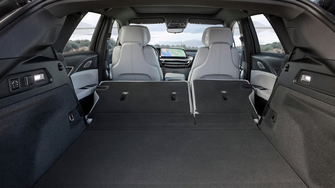 Фото Cadillac Lyriq AWD (2022-…) разложенный багажник