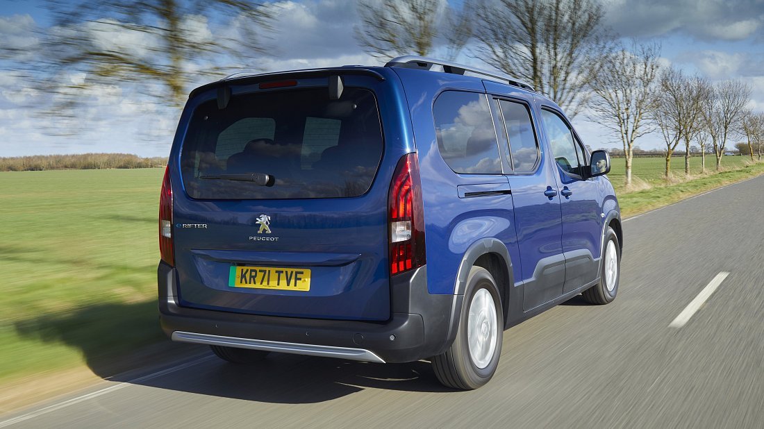 Peugeot e-Rifter Long 50 kWh (2021-2024) вид сзади, задние фонари, багажник, спойлер, эмблема, бампер, экстерьер