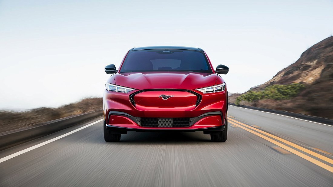 Ford Mustang Mach-E Standard Range RWD (2022-2023) передняя часть, решетка радиатора, фары, бампер, экстерьер