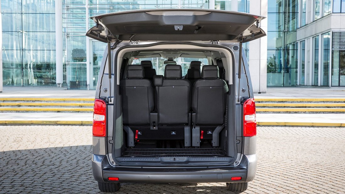 Toyota Proace Verso Electric L 75 kWh (2021-2024) багажник, сиденья подняты, грузовое пространство, объем багажника, вместимость багажника, место для хранения