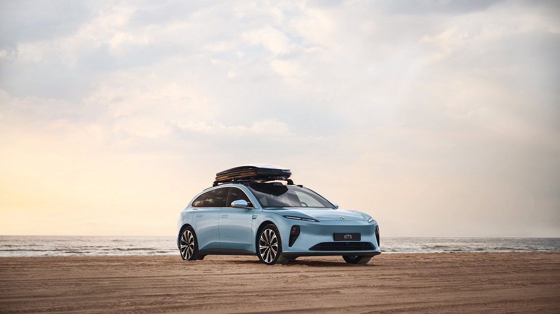 NIO ET5 Touring Standard Range (2023-…) вид спереди, спереди сбоку, по диагонали, экстерьер