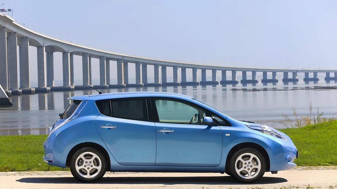 Nissan Leaf 30 kWh (2015-2018) вид сбоку, силуэт, двери, колеса, экстерьер