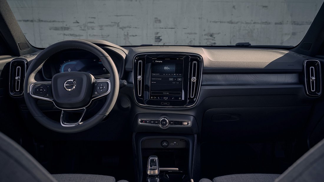 Volvo XC40 Recharge (EX40) Pure Electric (2022) интерьер, переднее сиденье, водительское сиденье, приборная панель, рулевое колесо, информационно-развлекательная система, кокпит