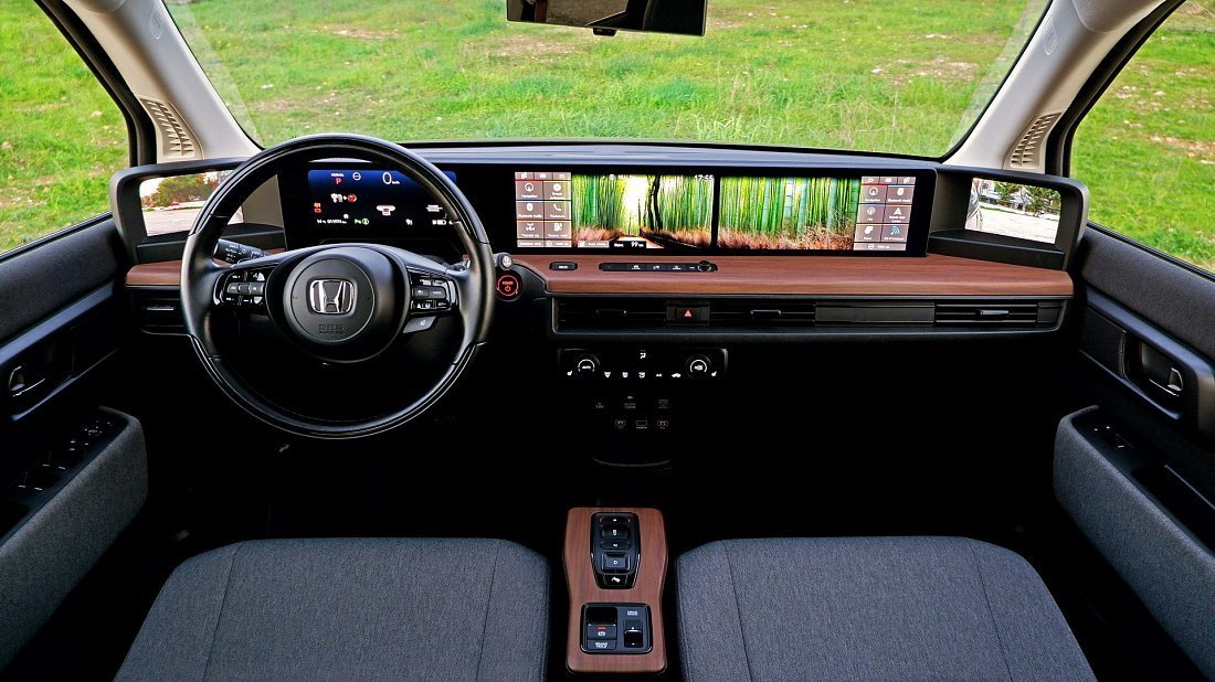 Honda e Advance (2020-2023) интерьер, переднее сиденье, водительское сиденье, приборная панель, рулевое колесо, информационно-развлекательная система, кокпит