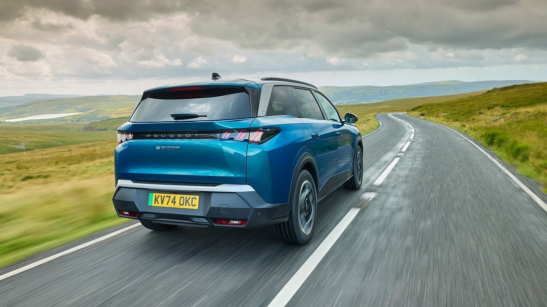 Peugeot e-5008 73 kWh FWD (2024-…) вид сзади, задние фонари, багажник, спойлер, эмблема, бампер, экстерьер