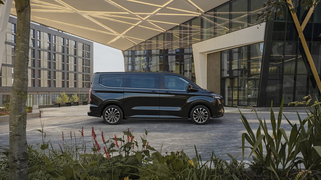 Ford e-Tourneo Custom L1 210 kW (2024-...) вид сбоку, силуэт, двери, колеса, экстерьер