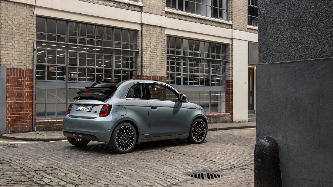 Fiat 500e Cabrio 24 kWh (2022-…) задняя часть в три четверти, вид в три четверти, диагональ, экстерьер