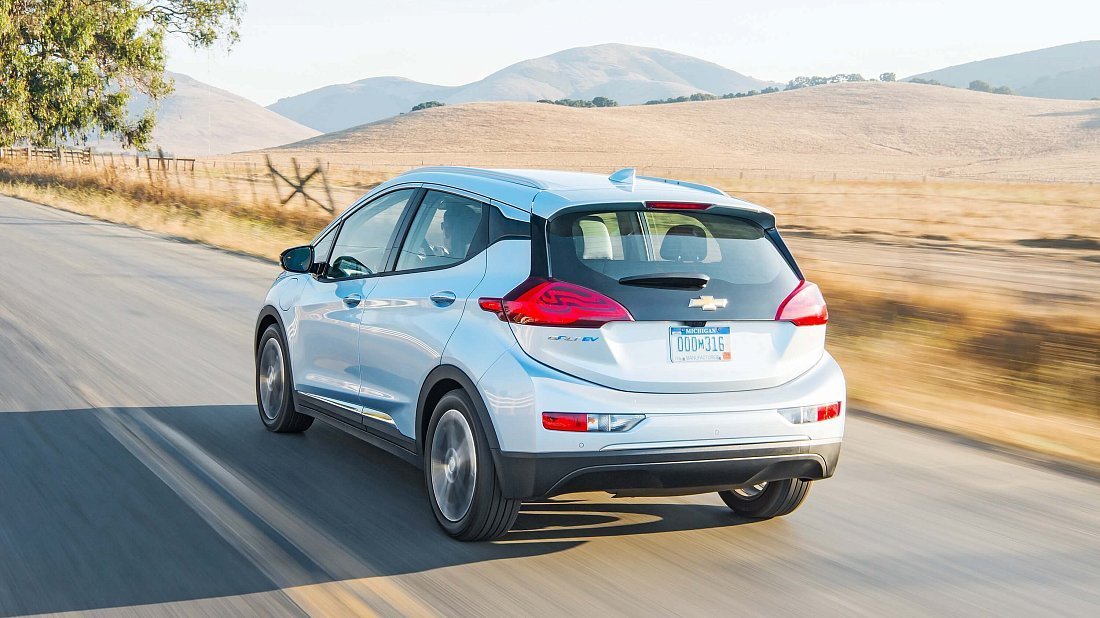 Chevrolet Bolt EV Gen 1 (2017-2019) вид сзади, задние фонари, багажник, спойлер, эмблема, бампер, экстерьер
