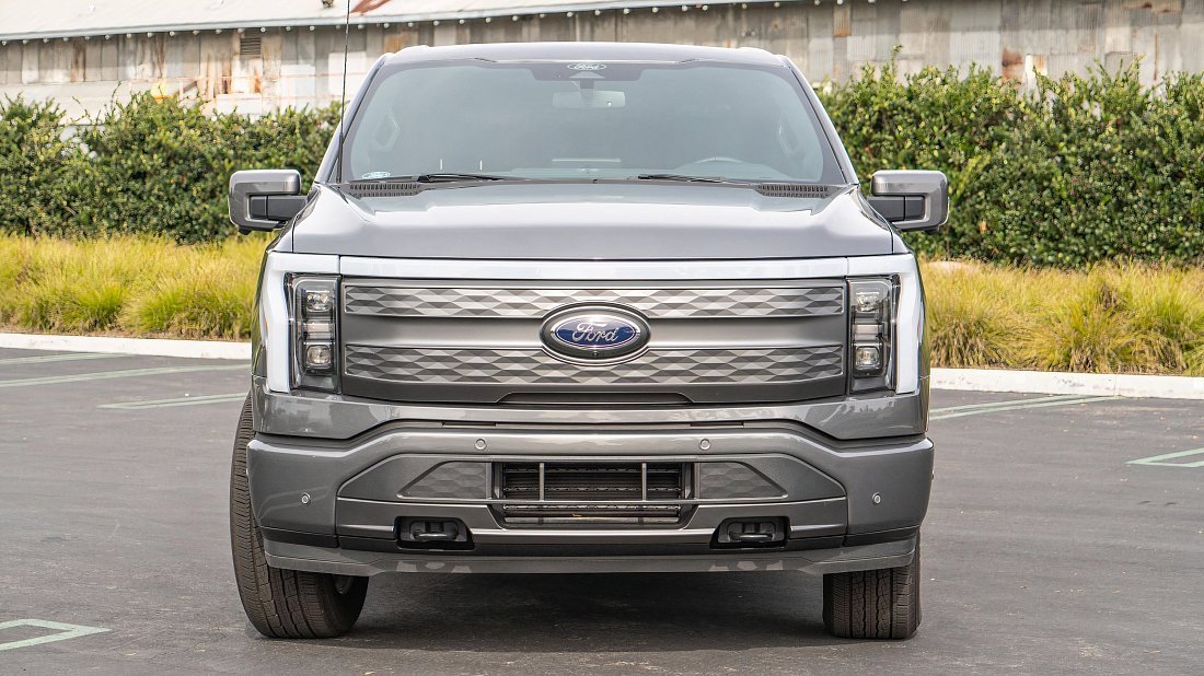 Ford F-150 Lightning Extended Range (2022-…) передняя часть, решетка радиатора, фары, бампер, экстерьер