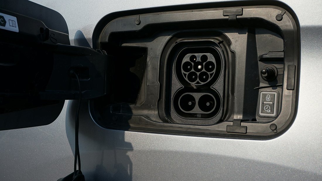 Фото Opel Combo Electric Life XL 50 kWh (2021-2024) порт для зарядки (Европа)