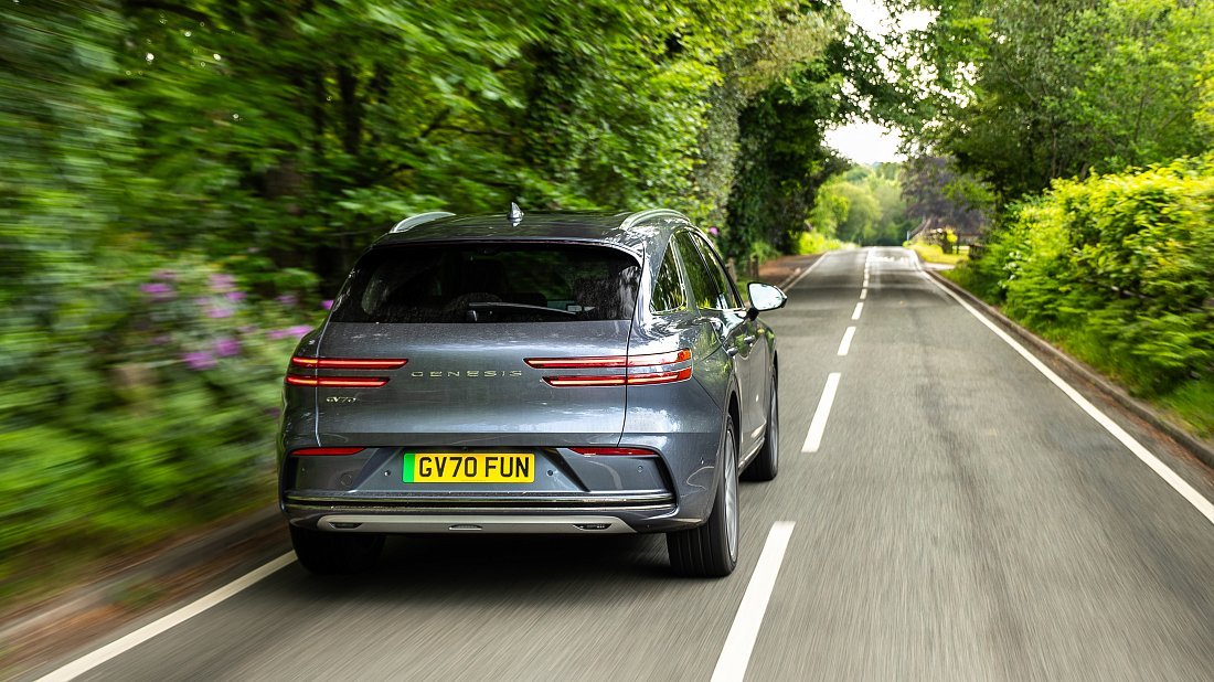 Фото Genesis Electrified GV70 AWD (2025-…) вид сзади, задние фонари