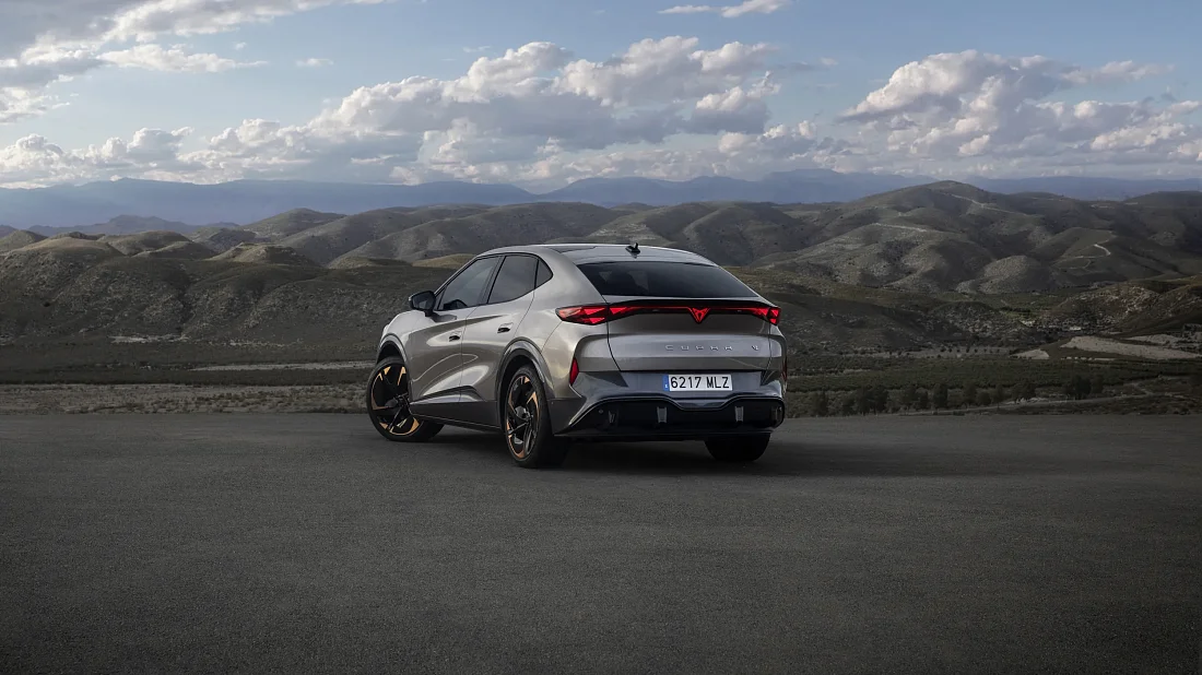 Cupra Tavascan VZ (2023-…) вид сзади, задние фонари, багажник, спойлер, эмблема, бампер, экстерьер