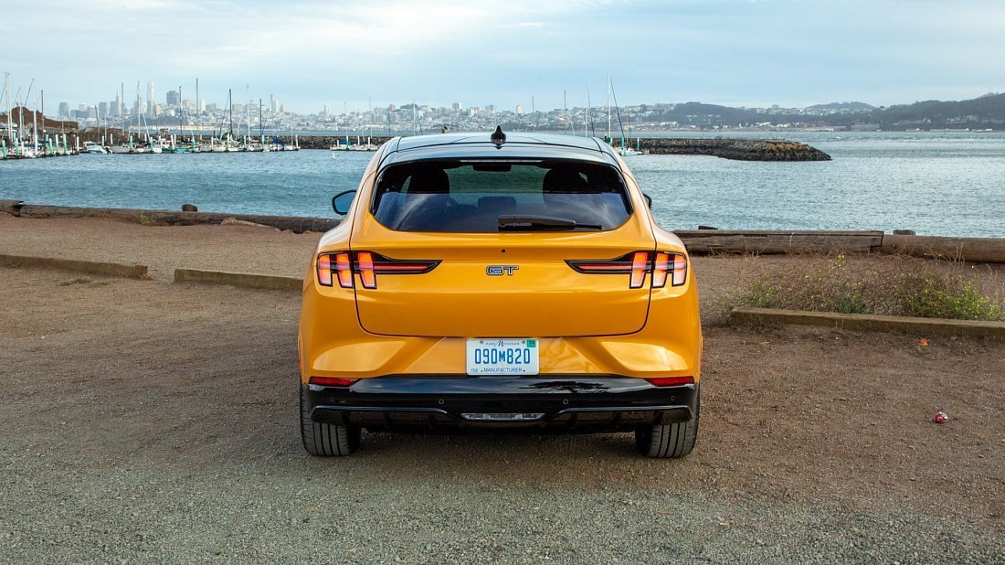 Ford Mustang Mach-E GT Performance Edition (2021-2023) вид сзади, задние фонари, багажник, спойлер, эмблема, бампер, экстерьер