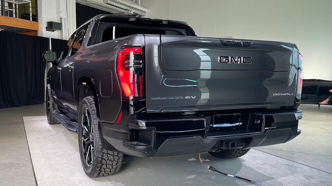 GMC Sierra EV Denali Edition 1 (2024-2025) вид сзади, задние фонари, багажник, спойлер, эмблема, бампер, экстерьер