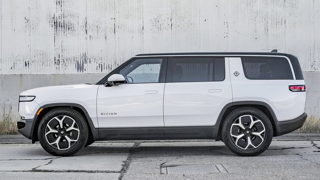 Rivian R1S Performance Dual-Motor AWD Large (2023-2024) вид сбоку, силуэт, двери, колеса, экстерьер