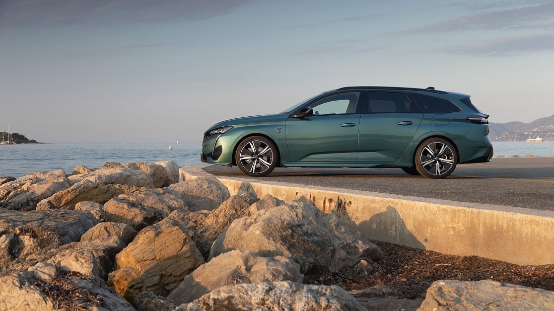 Peugeot e-308 Station Wagon (2023-…) вид сбоку, силуэт, двери, колеса, экстерьер