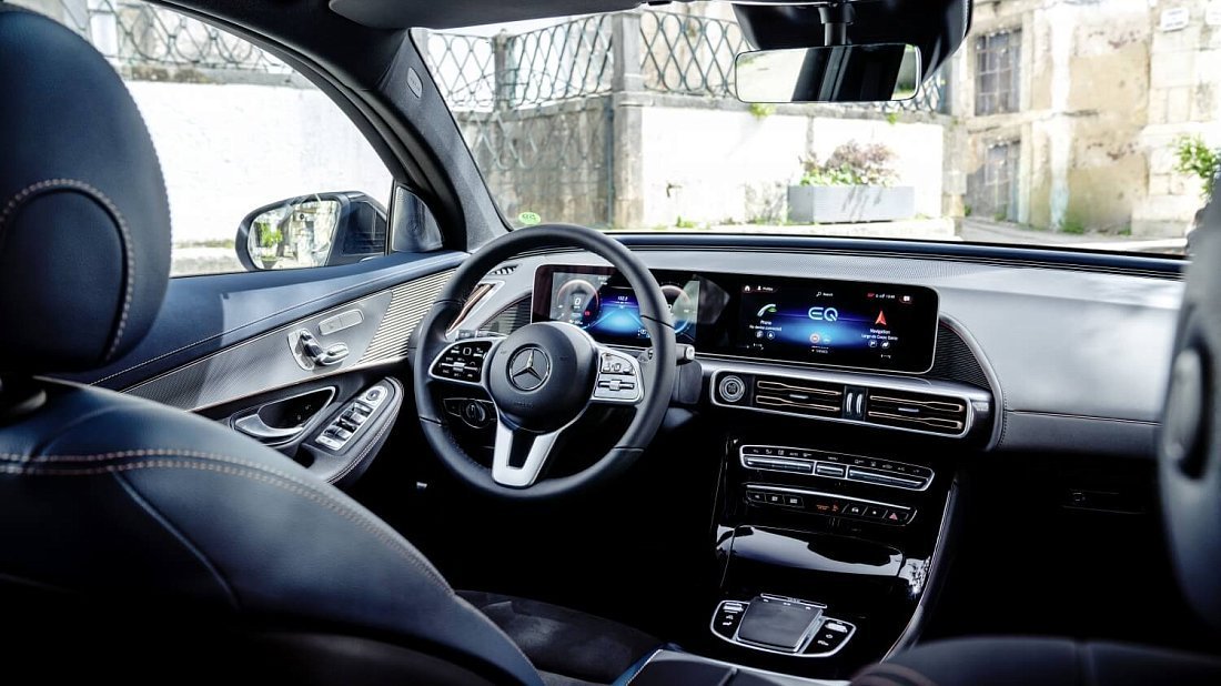 Mercedes EQC 400 4MATIC (2019-2023) интерьер, переднее сиденье, водительское сиденье, приборная панель, рулевое колесо, информационно-развлекательная система, кокпит