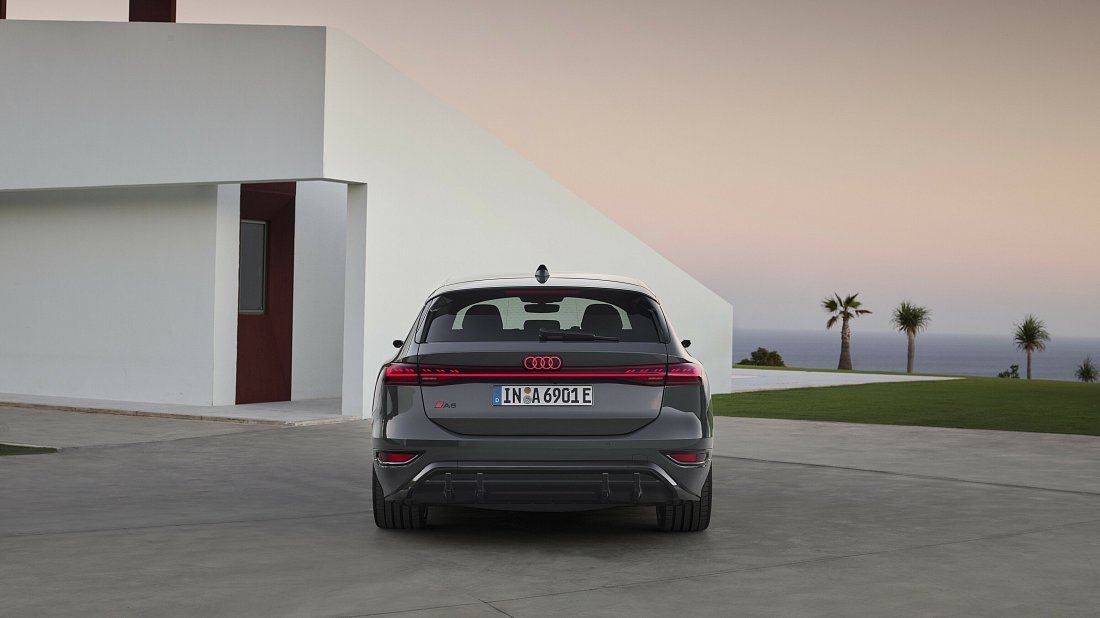 Audi A6 Avant e-tron (2024-…) вид сзади, задние фонари, багажник, спойлер, эмблема, бампер, экстерьер