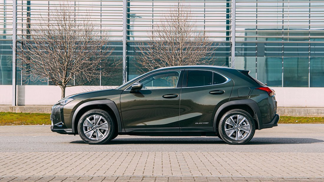 Lexus UX 300e (2023-…) вид сбоку, силуэт, двери, колеса, экстерьер