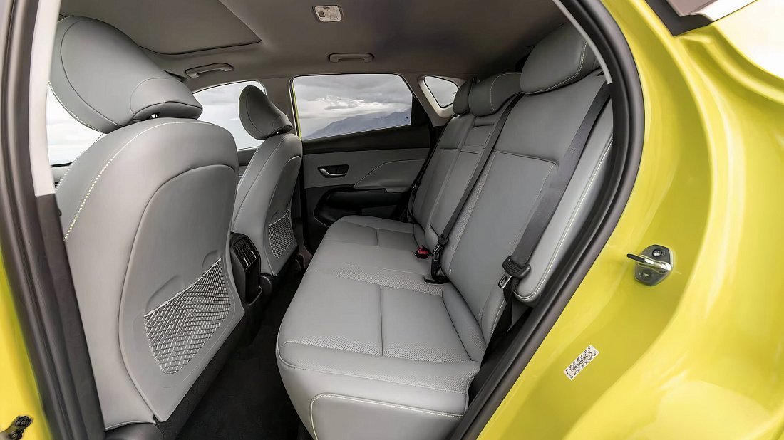 Hyundai Kona Electric Standard Range (2023-…) задние сиденья, пассажирские сиденья, пространство для ног, пространство над головой, интерьер
