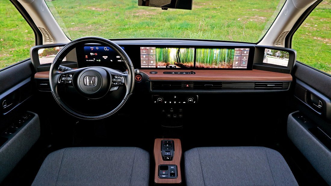 Honda e (2020-2022) интерьер, переднее сиденье, водительское сиденье, приборная панель, рулевое колесо, информационно-развлекательная система, кокпит