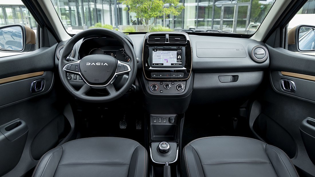 Dacia Spring Electric 65 (2023-2024) интерьер, переднее сиденье, водительское сиденье, приборная панель, рулевое колесо, информационно-развлекательная система, кокпит