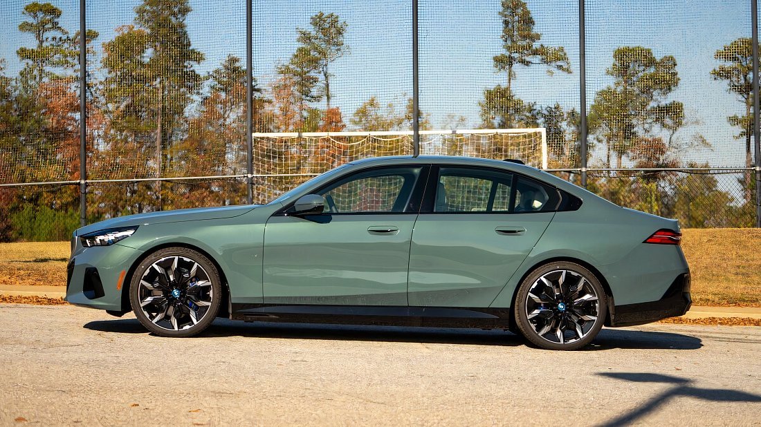 BMW i5 xDrive40 (2025-…) вид сбоку, силуэт, двери, колеса, экстерьер