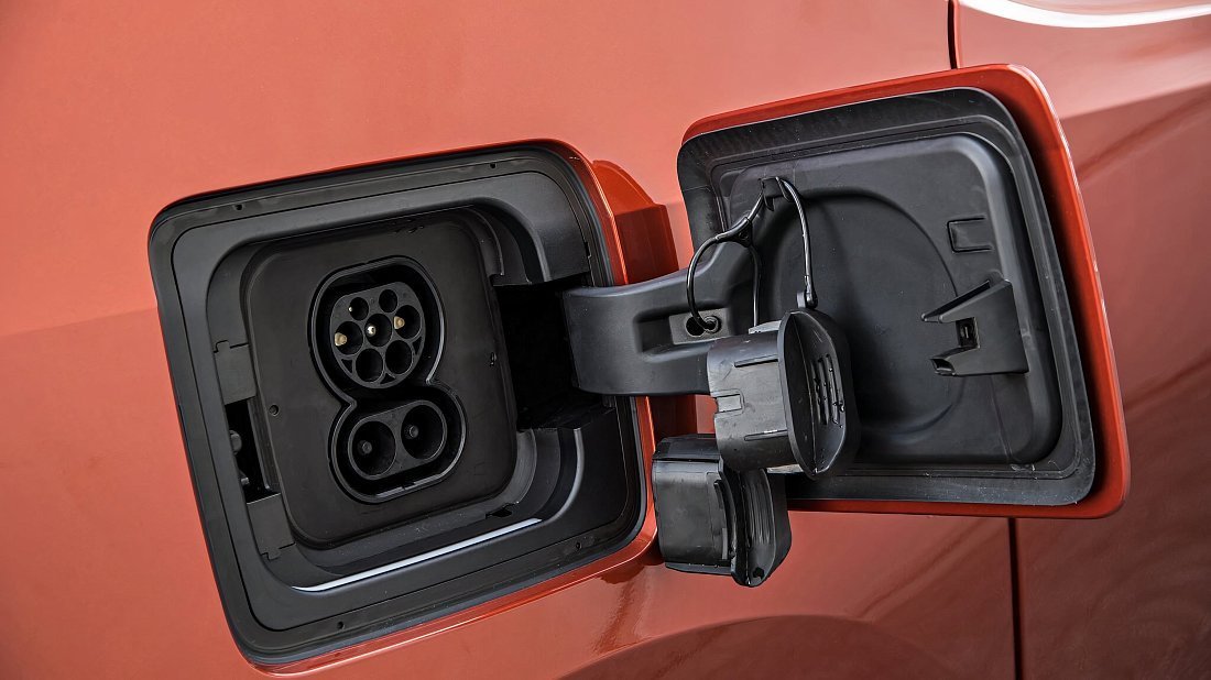 BMW i3s BEV 94 Ah (2017-2018) порт для зарядки (Европа), зарядка, разъем, штекер, коннектор