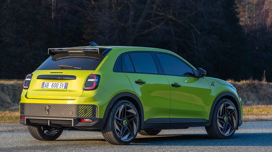 Фото Abarth 600e Turismo (2024-…) задняя часть под углом