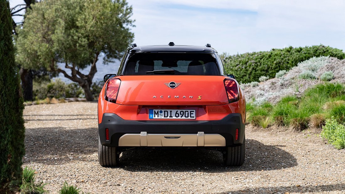 Mini Aceman SE (2024-…) вид сзади, задние фонари, багажник, спойлер, эмблема, бампер, экстерьер